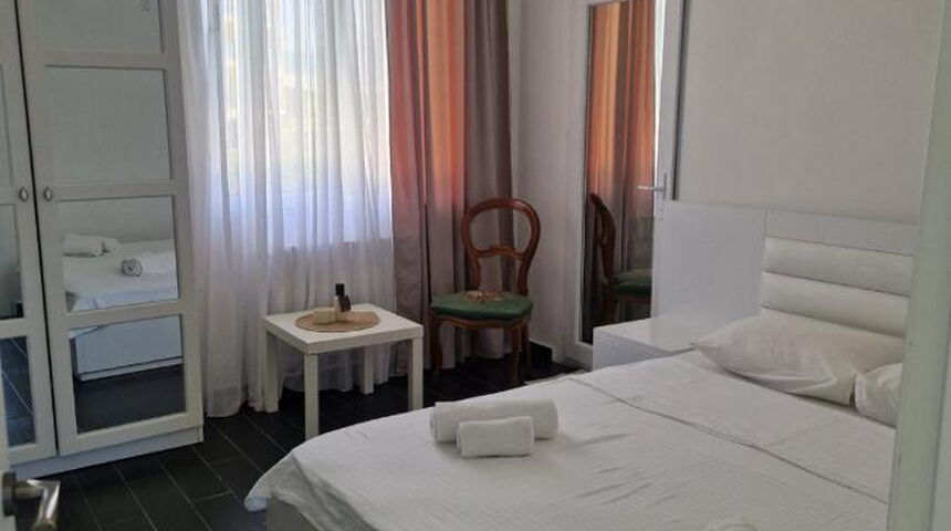 Отель New House Kobuleti стул около кровати.jpg