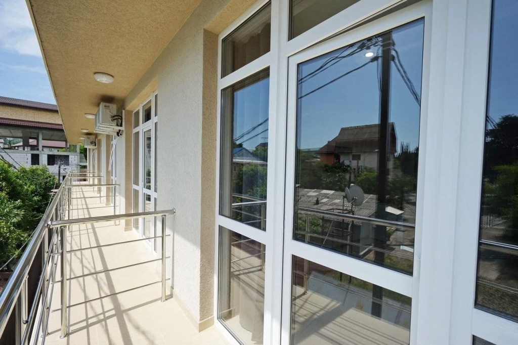 Гсотевой дом Валенсия в Лазаревском- балконы и поручни.jpg