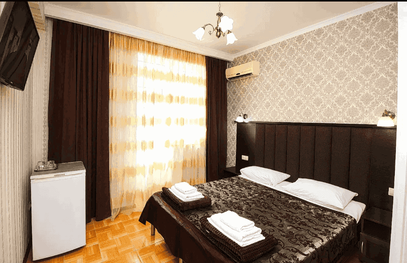 Гостевой дом Александрия на Добской-двуспальная кровать с хорошо убранными полотенцами_29.png