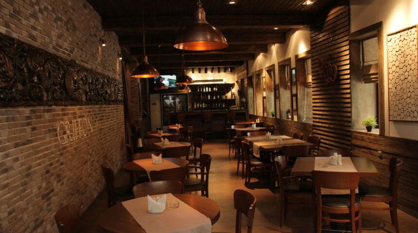 Отель Грифон, в Новом Афоне , бар вид на столики.jpg