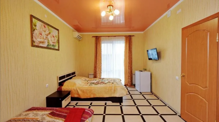 Гостевой дом Абрикос в Кабардинке двуспальная кровать.png