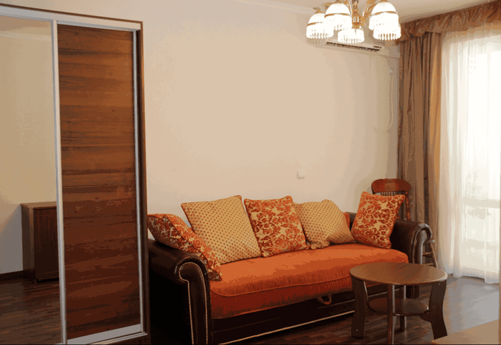 Гостевой дом Сказка в Гагра, диван в номере.png