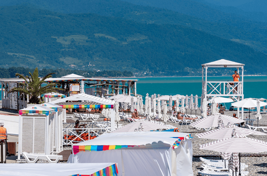 Гостиница Бархатные сезозоны вид на пляж.png