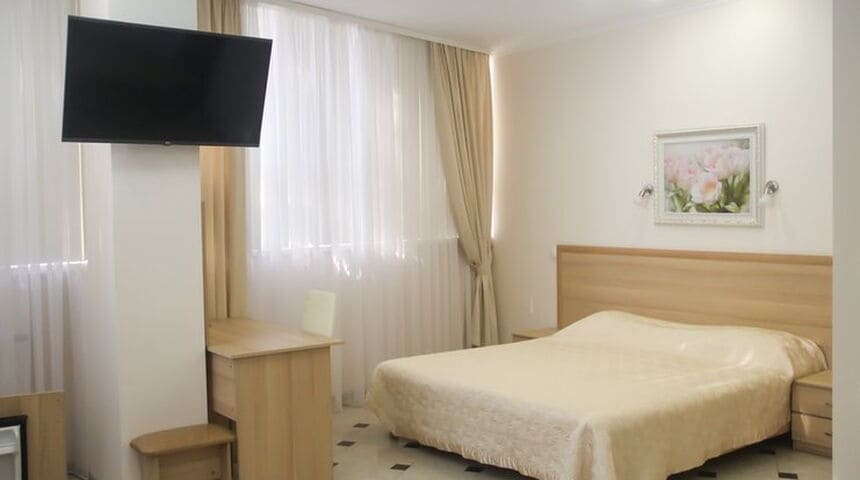 Гостиница Сокол в Сочи- двуспальная кровать.jpg