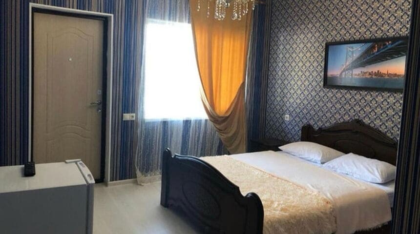 Гостевой дом Изумрудный в г.Гагра двуспальный номер вид на дверь.jpg